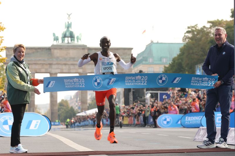 Read more about the article Kenya’s Eliud Kipchoge breaks own world record in Berlin Marathon victory | CNN