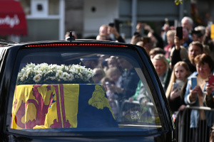 You are currently viewing Queen Elizabeth II embarks on solemn final journey