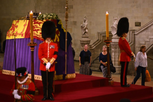 Read more about the article Tears as British public pays respects to queen’s coffin