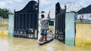 Read more about the article Displaced by devastating floods, Nigerians are forced to use floodwater despite cholera risk | CNN