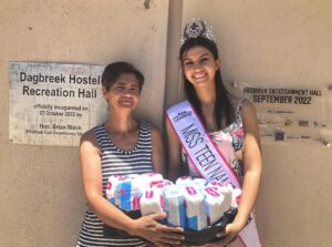 Read more about the article Miss Teen Namibia donates sanitary pads to Dagbreek