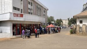 Read more about the article Nigeria delays plans to replace its banknotes after chaotic scenes at ATMs | CNN Business
