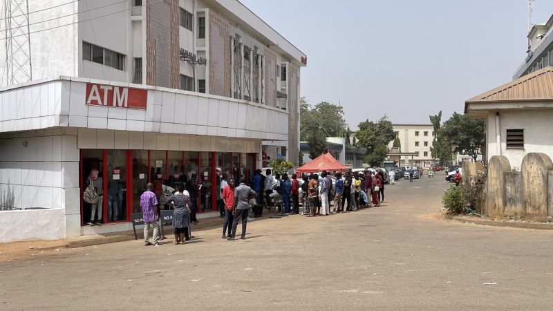 You are currently viewing Nigeria’s chaotic banknote switch ruled invalid by top court | CNN Business