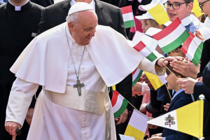 Read more about the article Pope cautions against ‘belligerence’ during Hungary visit