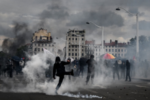 Read more about the article Clashes erupt at French May Day protests against Macron