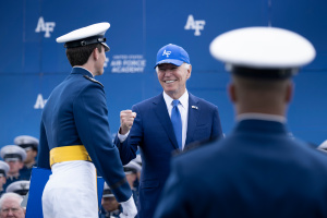 You are currently viewing Biden trips, tumbles on Air Force stage