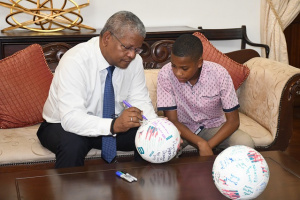 Read more about the article Seychelles’ President signs Climate World Cup ball, initiative of US teen
