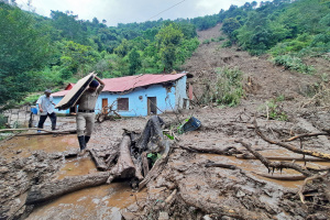 Read more about the article Search for survivors after Indian floods, landslides kill 65