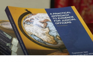 Read more about the article Seychelles’ former chief justice launches “A Practical Approach to Evidence for Judicial Officers”