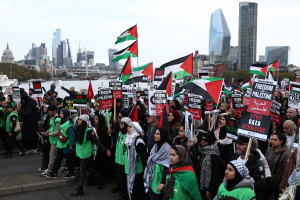 You are currently viewing Thousands of pro-Palestinian protesters demand ceasefire during London march