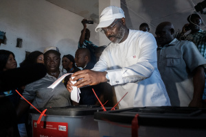 You are currently viewing Liberians vote in presidential run-off pitting football legend against ex-VP